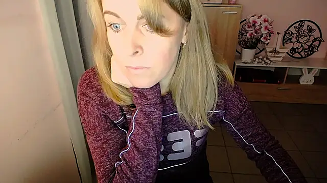 Snapshot of Hot_Milady chatting on 12.11.24 Hot Milady online show from 12.11.24