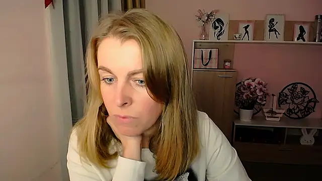 Snapshot of Hot_Milady chatting on 12.12.24 Hot Milady online show from 12.12.24