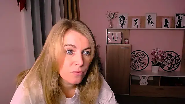 Snapshot of Hot_Milady chatting on 12.24.24 Hot Milady online show from 12.24.24