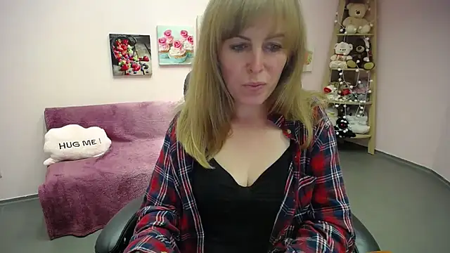 Snapshot of Hot_Milady chatting on 10.03.25 Hot Milady online show from 10.03.25