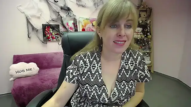 Snapshot of Hot_Milady chatting on 10.10.25 Hot Milady online show from 10.10.25