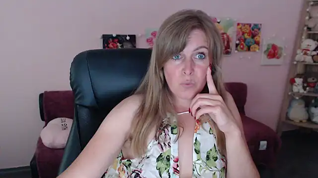 Snapshot of Hot_Milady chatting on 06.18.26 Hot Milady online show from 06.18.26