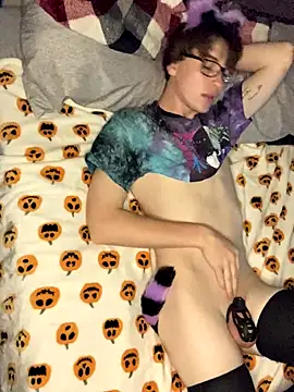 Snapshot of YourFavTwinkie chatting on 09.29.25 YourFavTwinkie online show from 09.29.25