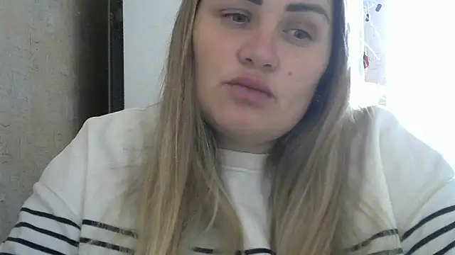 Snapshot of Honeydew-Waves chatting on 10.06.25 Honeydew-Waves online show from 10.06.25