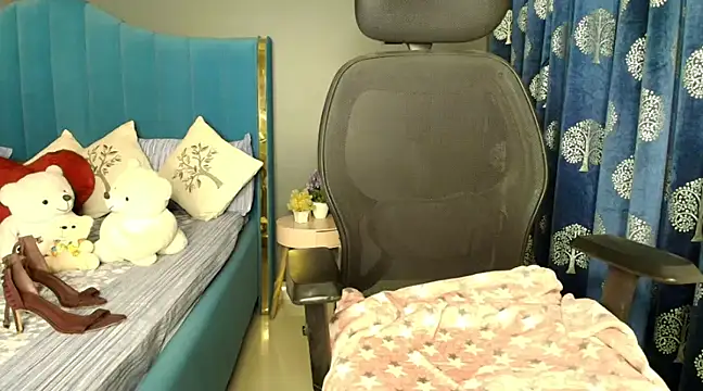 Snapshot of CUTE_princess_143 chatting on 02.06.25 CUTE princess 143 online show from 02.06.25