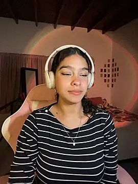 Snapshot of Arteatenea__ chatting on 12.04.25 Arteatenea online show from 12.04.25