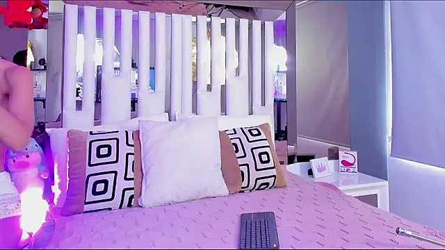 Snapshot of Kitty_Eliffe chatting on 12.20.24 Kitty Eliffe online show from 12.20.24