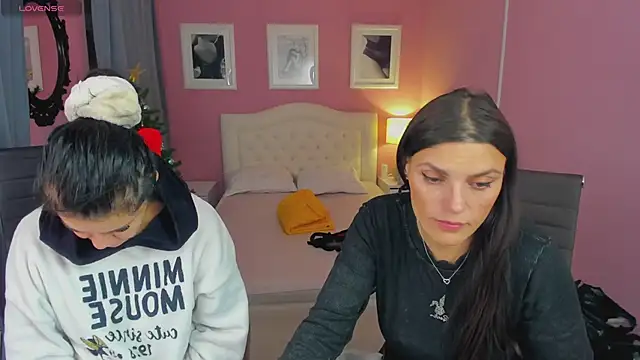 Snapshot of EricaAndPenelopa chatting on 01.04.25 EricaAndPenelopa online show from 01.04.25