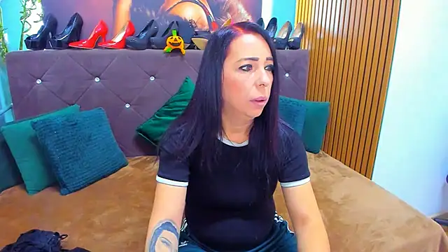 Snapshot of LauraSin chatting on 10.22.25 LauraSin online show from 10.22.25