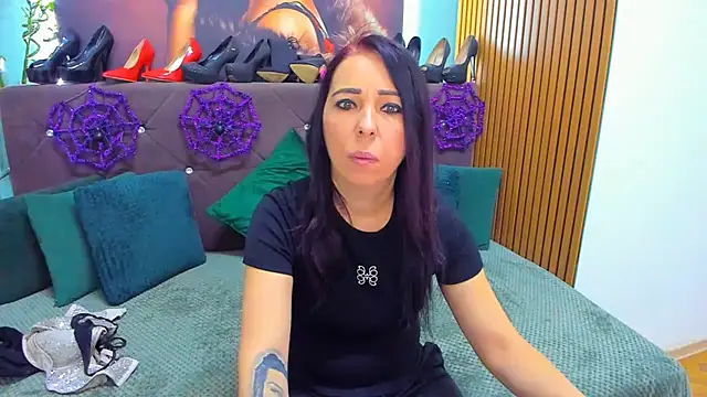 Snapshot of LauraSin chatting on 10.31.25 LauraSin online show from 10.31.25