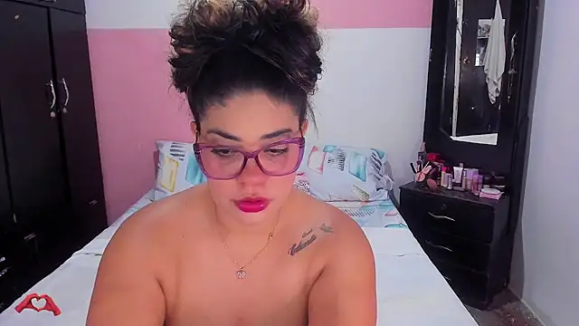 Snapshot of laris_park chatting on 10.24.25 laris park online show from 10.24.25