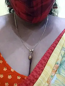 Snapshot of mallu-sumi chatting on 03.07.25 mallu-sumi online show from 03.07.25