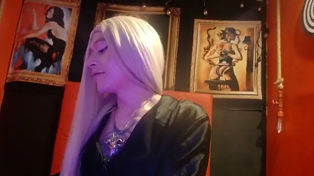 MEGANNIXX online show from 10.12.25