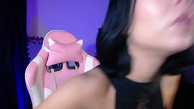 Snapshot of merlin-18 chatting on 12.23.25 merlin-18 online show from 12.23.25