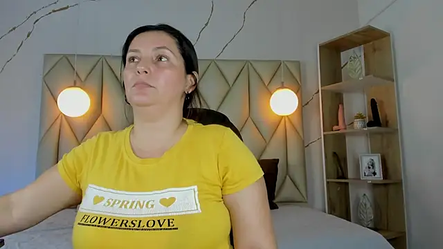 Snapshot of angelswets chatting on 12.19.25 angelswets online show from 12.19.25