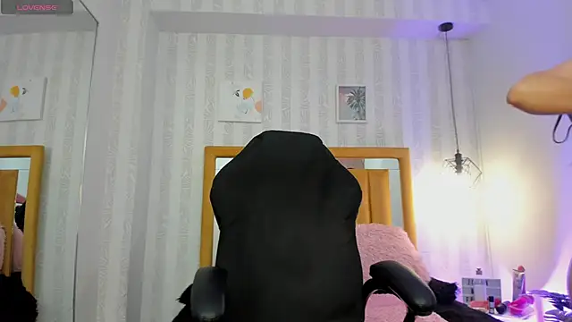 Snapshot of pettit_courtny chatting on 09.30.25 pettit courtny online show from 09.30.25