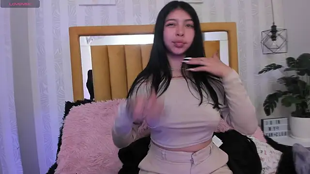 Snapshot of pettit_courtny chatting on 10.11.25 pettit courtny online show from 10.11.25