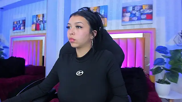 Snapshot of pettit_courtny chatting on 12.04.25 pettit courtny online show from 12.04.25