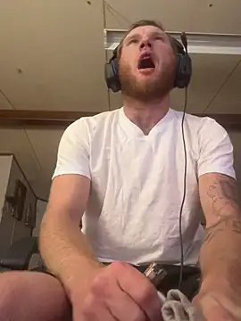 Snapshot of dcockell chatting on 11.03.25 dcockell online show from 11.03.25