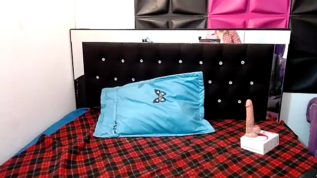 ScarletGlow1 online show from 01.29.25