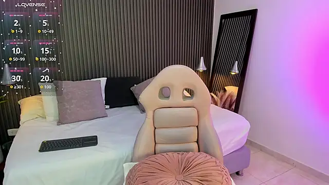 Snapshot of Axel_brunette1 chatting on 10.15.25 Axel brunette1 online show from 10.15.25