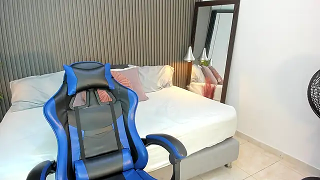 Snapshot of Axel_brunette1 chatting on 04.06.26 Axel brunette1 online show from 04.06.26