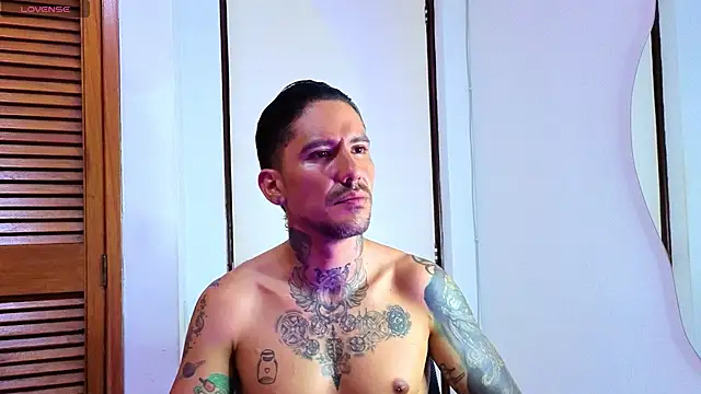 Snapshot of Dylanstonne chatting on 11.20.25 Dylanstonne online show from 11.20.25