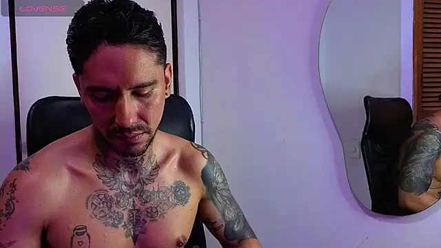 Snapshot of Dylanstonne chatting on 11.27.25 Dylanstonne online show from 11.27.25