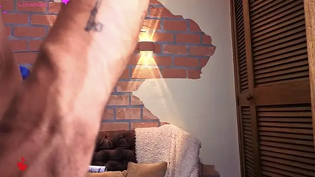 Snapshot of Dylanstonne chatting on 12.03.25 Dylanstonne online show from 12.03.25