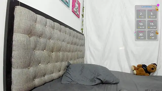 emi henao online show from 12.02.25