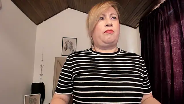 Snapshot of MonyCassius chatting on 11.10.25 MonyCassius online show from 11.10.25