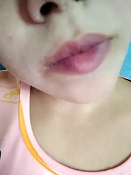 Snapshot of Anki-doll chatting on 11.15.25 Anki-doll online show from 11.15.25