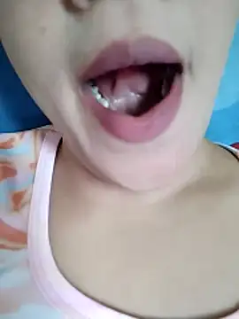 Snapshot of Anki-doll chatting on 11.25.25 Anki-doll online show from 11.25.25