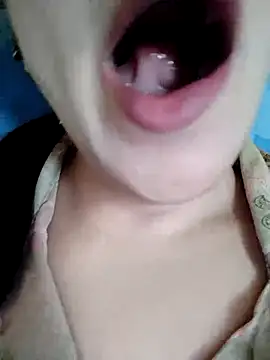 Snapshot of Anki-doll chatting on 11.26.25 Anki-doll online show from 11.26.25