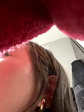 Im Valen Cute online show from 11.11.25