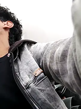 Snapshot of alexander32r chatting on 09.15.25 alexander32r online show from 09.15.25