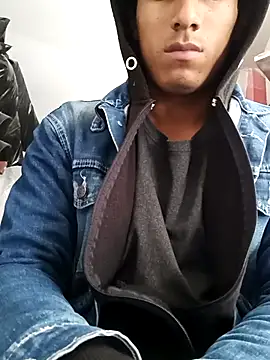 Snapshot of alexander32r chatting on 09.22.25 alexander32r online show from 09.22.25