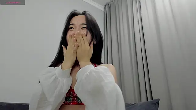 Snapshot of aenie chatting on 12.25.24 aenie online show from 12.25.24