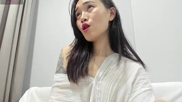 Snapshot of aenie chatting on 01.14.25 aenie online show from 01.14.25