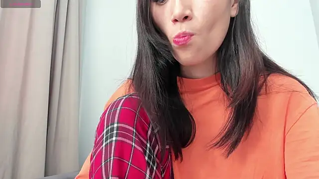 Snapshot of aenie chatting on 02.04.25 aenie online show from 02.04.25