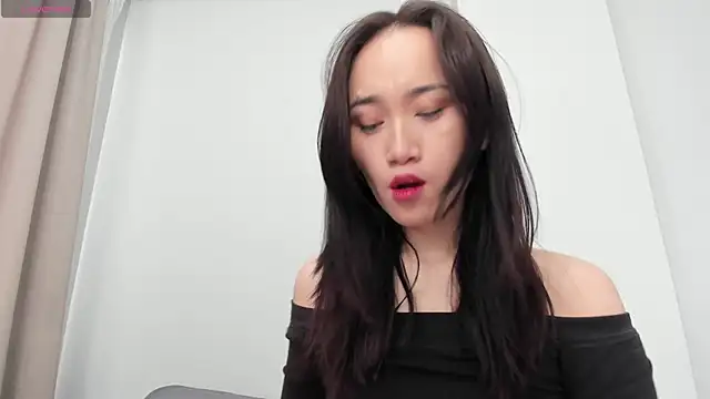 Snapshot of aenie chatting on 02.07.25 aenie online show from 02.07.25