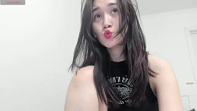 Snapshot of aenie chatting on 03.12.25 aenie online show from 03.12.25