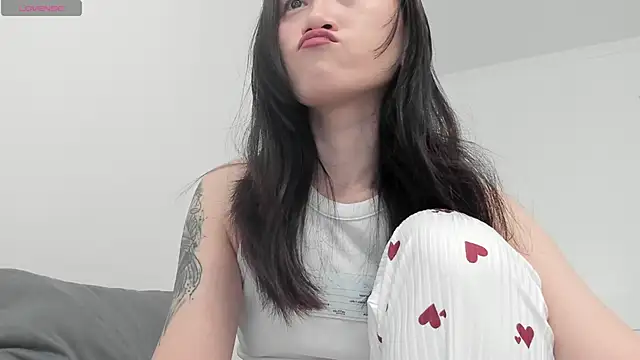 Snapshot of aenie chatting on 03.13.25 aenie online show from 03.13.25