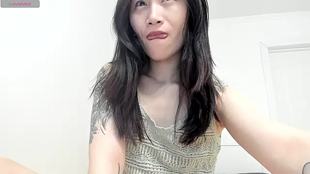 Snapshot of aenie chatting on 03.18.25 aenie online show from 03.18.25