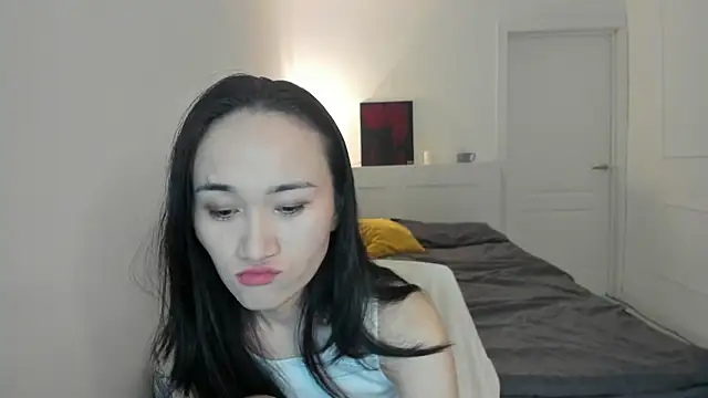 Snapshot of aenie chatting on 10.21.25 aenie online show from 10.21.25