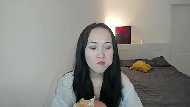 Snapshot of aenie chatting on 10.24.25 aenie online show from 10.24.25