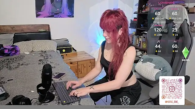 Snapshot of complicata_mente chatting on 10.28.25 complicata mente online show from 10.28.25