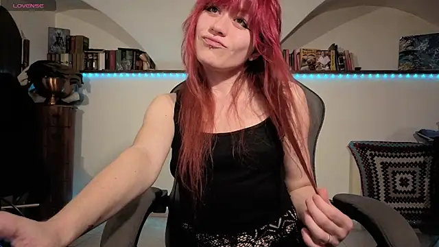 Snapshot of complicata_mente chatting on 12.04.25 complicata mente online show from 12.04.25