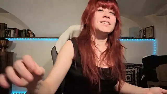 Snapshot of complicata_mente chatting on 12.17.25 complicata mente online show from 12.17.25