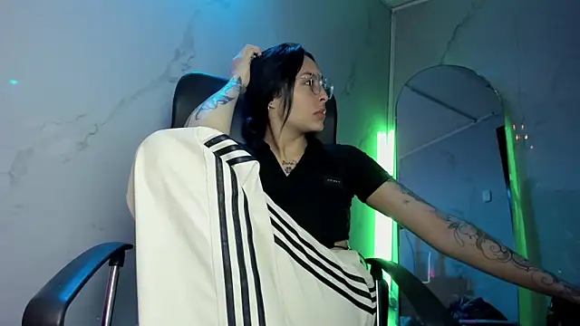 ChloeeTompson  online show from 11.12.25